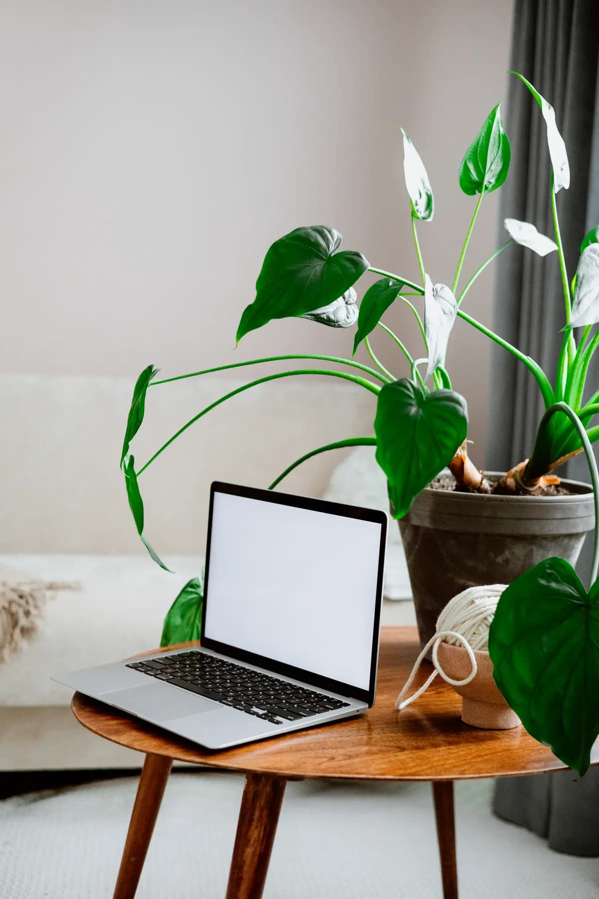 Espacio de trabajo con ordenador para editar contenido.